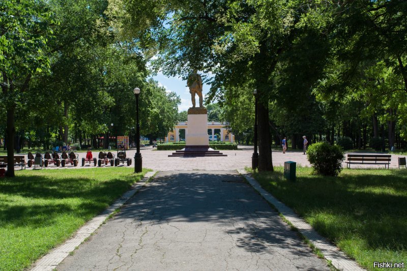 Не гневи бога. Климат у вас прекрасный. Я лето провел -- полжизни так не кайфовал. Даже когда ливень -- все равно комфортно. В остальном, теплынь, гуляй хоть днем, хоть ночью. Что я, собственно, и делал. А в Днестре купался даже в ноябре однажды.