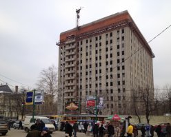 Ха, в 3-ем городе Российской Федерации... В Москве тоже хватает всякого. Вот это ублюдочное творение стоит практически в самом центре уже лет 30, в 1986-м начали строить, да бросили.