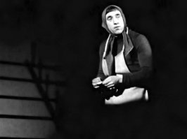 Владимир Высоцкий в роли тети Моти в поэтическом представлении театра на Таганке по произведению Вознесенского  Берегите ваши лица .