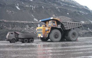 Трое друзей построили бассейн из дерева и полиэтилена за 30 минут