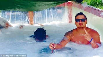 У этого парня шланг в руке