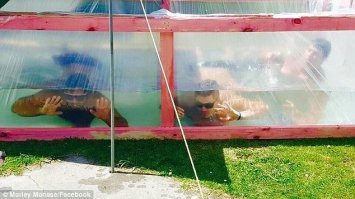 Может быть, сам бассейн и имеет метр в глубину, но воды там от силы треть :) Вода, налитая на метр, порвет пленку в местах контакта с опорами. И непонятно, откуда они взяли такое количество воды и чем качали (не ведрами же носили:)) Плюсом проблема с чистотой воды