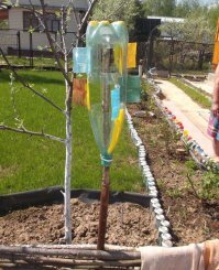 Вот такое нехитрое приспособление помогает тоже. Но если огород большой, то понадобятся до фига вибраторов.