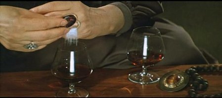 Ларец Марии Медичи. 1980. 
Там, правда, несостоявшееся отравление - средневековый яд в перстне разложился от времени.