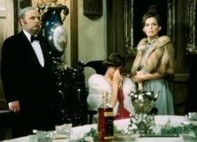 Чисто английское убийство. 1974. Шикарная советская экранизация популярного детектива.
Во время произнесения тоста отравлен наследник лорда Уорбика, потом помогли отправится на тот свет самому лорду Уорбику. И в конце концов убийца свёл счёты с жизнью, попив чайку с цианистым калием...:)