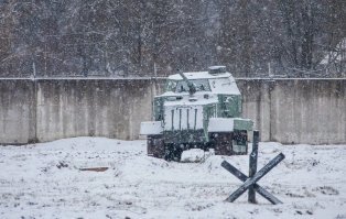 Это, что за аппарат? 
Из трактора переделка?