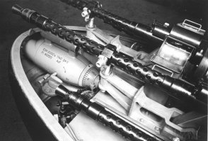 Эти фотопулеметы не только для учебных целей использовались, но и на боевых истребителях. Вот, например, тяжелый двухмоторный Мессер Bf110