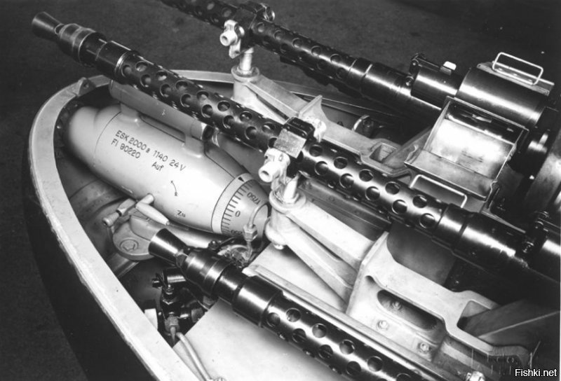 Эти фотопулеметы не только для учебных целей использовались, но и на боевых истребителях. Вот, например, тяжелый двухмоторный Мессер Bf110
