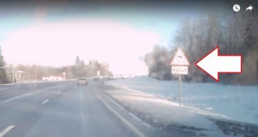 Как и всегда, знаки игнорируем, ПДД не учили, вождение ни к чему не обязывает, хотя на скрине, специально знак с табличкой подсказывает: водитель, не дёргай рулём, снизь скорость и будь всегда готов аккуратно тормозить в течение следующих 3,5км.