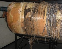 Если на скорости догоняющего - пусть 1 км/сек - вообще ничего не будет, первый слой защиты пробьёт, в "эпоксидке" застрянет. На встречном курсе при 16 км/сек будет 15 дырок. Воздух выйдет где-то за 20 минут.
Вот кусок Скайлэба, свалившийся с орбиты в пустыни Австралии в 1979, чуть понятнее станет, надеюсь: