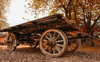а в СССР было просто дерево ... и гужевая тяга ...

п.с. дед всю войну служил в артиллерии ( гаубицы 152 мм ) - так почти до конца 43 года у них орудия цеплялись к подводам ...