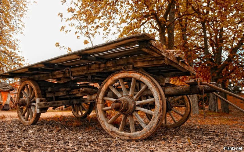 а в СССР было просто дерево ... и гужевая тяга ...

п.с. дед всю войну служил в артиллерии ( гаубицы 152 мм ) - так почти до конца 43 года у них орудия цеплялись к подводам ...
