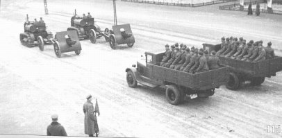 их тракторами колхозными таскали, лошади эту махину не сдвинут, да и мало было тяжеловесов в РККА