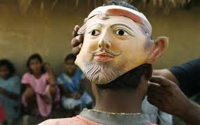 Вот поэтому-то в Индии люди заходя в джунгли, где много тигров одевают такие маски: