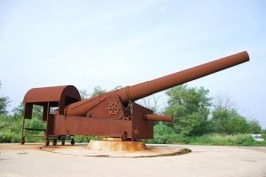 Прошу прошение. При загрузки сбойнуло. Вот это имитация пушки Электрического Утёса. Грубо сделанный лафет и похоже ствол от морского орудия.