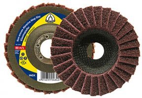 Сам себе ре... т.е. вредитель. 
Я бы даже не начинал отрезным кругом. 
В зависимости от металла, ржавчины, необходимого результата есть круг-металлическая щетка, есть шлифовальные как ниже на картинке.