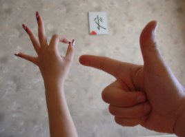 Не все так однозначно.
В англоязычных странах кольцо из большого и указательного пальцев означает  всё в порядке . Однако в Японии этот жест означает просьбу дать денег в долг, в Бразилии   сексуальное желание, а во Франции   недоверчивое отношение к словам собеседника. В Турции и Греции этот жест может быть воспринят как намёк на гомосексуализм собеседника.