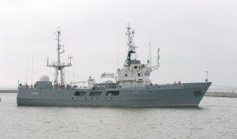 Картина деятельности командования и штаба Тихоокеанского флота показана в виде малолетней тусовки.
-Чувак, как там Энтерпрайз?
-Энтерпрайз ништяк, наши зыркалки его не видят.
-Ну так, позырьте получше.
В это время старый раздолбанный разведчик, бывший сейнер, лениво дрейфовал на просторах океана. Если бы не шифрограмма из разведцентра флота, то распластанные на раскаленной палубе моряки, разморенные от лени и безделья, даже и не заметили бы прошедший мимо вражеский авианосец. Только разведенная форштевнем Энтерпрайза волна, слабо качнула бы ржавое корыто сонного морского разведчика.
Секретчик, как ошпаренный ломится в салон к командиру: Нам депеша - найти авианосную ударную группировку, в простонародье АУГ.
Зазвучали "колокола громкого боя", по сухопутному - тревога. На палубу вышел старый боцман, весь увешанный биноклями. Тела на палубе зашевелились, разобрали бинокли и рассредоточились равномерно по бортам. Не прошло и минуты как сразу три наблюдателя закричали: Да вот же он. Авианосец прекрасно наблюдался и без зрительно-увеличивающегося прибора.
В штаб полетела шифрованная радиограмма: супостат обнаружен. Командир достал из шкафа парадный китель, стал намечать очередную дырочку под орден. Над знаком "За дальний поход" и училищным поплавком уже виднелись два проколотых отверстия. Проколов третье, командир со вздохом накинул китель на плечики и возвратил его в шкаф.
Эфир, до этого мертвенно тихий, вдруг разразился какофонией радиопереговоров между судами ордера. 
Лучившийся улыбкой Андрюша поспешил сообщить Неулыбе: Никуда они от нас не делись, зря молчали в бессильной злобе. 
Неулыба, скинув напряжение последних дней: Ну пусть теперь поговорят, отведут душу. А этим плавающим раздолбаям передай, что на сегодня их наказывать не будем.
Вышенаписанное никакого отношения к отделу организации и планирования РУ штаба ТОФ не имеет. Сплошной вымысел и стеб.

ГС-19 "Жигулевск"