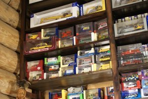 Коллекционирую модели автомобилей 1/43., не все подряд, есть несколько тем. Одна из них - модели Citroen Type H. В теме около 400 моделей, а всего в коллекции около 3000.