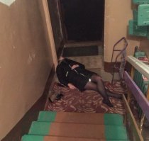 понравилась девчонка, приличная, как в дом зашла, так и разулась, на ковер в обуви нельзя ))