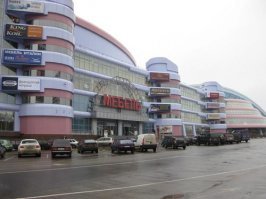 Не знаю как можно доверять этому "изданию", если учесть, что центр "Гранд" находится не в Москве, а в Химках. Выглядит оно с фасада слегка иначе, а то, что здесь представлено-это выход на парковку за этим зданием. Мимо "Наутилуса" проходил неоднократно и не замечал чего-то ужасного в нём: здание как здание.