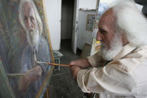 Уроженец Псковской области - художник Леонид Птицын. Осенью 1944 года трудился в составе "летучего отряда", ища и обезвреживая оставшиеся на колхозных полях мины и снаряды. 15-летний Леонид обезвредил 70 мин. 71-я рванула прямо в руках. Госпиталь, оторванные по локоть руки, повреждённый глаз, тяжёлая контузия. Казалось бы, о главной мечте - быть художником, можно забыть. Продолжать борьбу вдохновила "Повесть о настоящем человеке".
Кому интересно, рекомендую ознакомиться с подробной биографией Леонида Птицына.