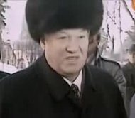 А вот и главный "вояка", в окружении "38 снайперов".
Земля стекловатой убл.юдку