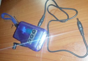 лет 5 назад такой китайский фонарик с динамо-машинкой приобрел.. Для короткого разговора справляется своими 2 мя масеньким батарейками с  подзарядкой севшей в ноль нокии..