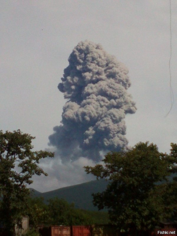в ночь на 16 августа 2012 года вулкан Иван Грозный изошелся фреатическим извержением, когда даванули чисто газы, без лавы.