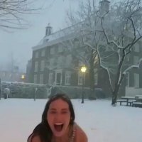 А что здесь плохого?
Замечательная девушка!