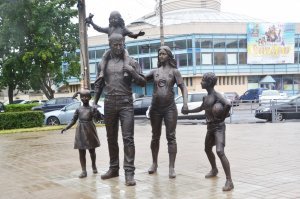 Вот памятник семье. А это какая то хрень.