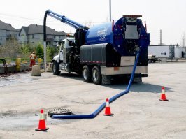 <<А так выглядит современная пожарная машина (бетононасос)>>
Ну для начала, таки бетоном пожары не тушат. 
На самом деле это машина для чистки канализации. Еще их называют илососами, встречалось еще название "водный мастер"