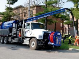 <<А так выглядит современная пожарная машина (бетононасос)>>
Ну для начала, таки бетоном пожары не тушат. 
На самом деле это машина для чистки канализации. Еще их называют илососами, встречалось еще название "водный мастер"