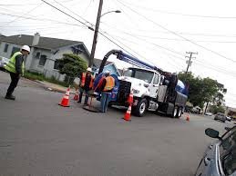 <<А так выглядит современная пожарная машина (бетононасос)>>
Ну для начала, таки бетоном пожары не тушат. 
На самом деле это машина для чистки канализации. Еще их называют илососами, встречалось еще название "водный мастер"