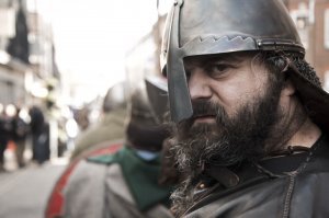 Видал передачку, там негр бегал по белым учёным и пытался им доказать, что он не такой уж тупой, особенно настаивал на том, что закончил универ. Какой, не сказывал, видать точно не Йель или Кембридж, не говоря про МГУ. В конце-концов ему дали тест на IQ и... результатов мы не увидели, концовку скомкали, сказав с рассеянным видом, что негры мало знают и потому выглядят на тестах тупыми. Как правило негры выбивают на тестах 60-80, а это уровень развитого дебила и фактами не поспорить (данные от рекрутёров в РФ, да и здесь негры пытаются устраиваться на работу не только в бордели и клубы). В той же передачке негр пытался докопаться до белого профессора из Бельгии, тот книжку написал про интеллект рас. Ну, он его подводил к Гитлеру (видать что-то слышал) и прочим "грехам белого человека", но, дед был крут, когда тот хотел услышать, что самый умный  - белый, тот его убил, что китаец. Тот видать в покер не играл и говорит, а второй белый, с плохо скрытым волнением? Дед говорит индус. Тот: третий белый?! Не, индеец. А как же белый, кричит негр?! Скандинавы и северная Европа на четвёртом месте, спокойно ответил дед. А на каком месте негры?! На последнем, невозмутимо ответствовал профессор и доктор и прочая, указав, что даже австралийские аборигены, в школу не ходившие тех обскакивают. А IQ в 140 считается даже чем-то выдающимся... 

Куда катится мир. Какая там идеальная смесевая раса в статье?! Германцы, славяне и скандинавы (в принципе родственники), китайцы и индусы пережили Рим, Византию, монголов и всех остальных переживут. Римляне увидев варваров-германцев были шокированы их мощью и интеллектом, а потом сгинули сметённые ими и другими "варварами". Вспомните своих предков галлов, викингов, русских богатырей, стоит ли восхищаться чужими или бояться их? Север всегда побеждает, нас мало, но ледяное дыхание ветров наполняет нас силой и мудростью, нас мало, но мы в кольчугах и тельниках. Из века в век.