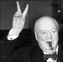 Как вы думаете в чем отличие жестов на правой и левой картинках?
На левой картинке Черчилль показывает знак victory (победа).
На правой картинке жест означает <span style='color:gray'>[мат]</span> you (те же 2 пальца только внешней стороной руки).История берет начало в средних веках. Английские лучники славились своими крутыми луками.

Так вот, когда враги брали в плен лучников, то они отрубали им средний и указательный пальцы   чтобы больше не стреляли. Кстати, если вы отрежете себе указательный палец, то вас не возьмут в армию   и это не шутка. Но вернемся к нашим лучникам. Когда неприятель подходил к крепости, то лучники показывали два пальца, типа  пальчики-то целые, сейчас мы вам дадим жару! . С тех пор этот жест стал неприличным аналогом среднего пальца.