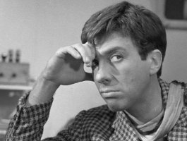 В 1968 году состоялась премьера первой экранизации романа Ильфа и Петрова  Золотой теленок . После показа в зале повисла тишина   у зрителей осталось двоякое впечатление от фильма. Затем посыпалась критика   мол, не смешно. И лишь спустя годы телезрители оценили и комедию, и Бендера-Юрского по достоинству. 
А на роль Адама Козлевича, водителя автомобиля  Антилопа Гну , Швейцер выбрал ленинградского актера Николая Боярского   дядю знаменитого нынче Михаила Боярского. 
Натуру 30-х годов для съемок тоже пришлось изрядно поискать, пока Швейцер не остановил свой выбор на городке Юрьев-Польский во Владимирской области   именно он и стал Арбатовым. Сцены с автопробегом и выступлением Бендера на трибуне снимали в соседнем поселке Сима.
Швейцер включил в один из кадров перехода через пустыню иронический знак   давнишнюю рекламу наркомата внутренней торговли  Пейте крем-соду! . 
Съёмки фильма начались утром 28 декабря в 4-м павильоне  Мосфильма . Первой снималась сцена, когда Бендер говорит:  Это конец. Конец первой серии .
На  Антилопе Гну  номера периодически меняются с 157 на тёмном фоне на 287 на светлом и обратно.
Балаганов говорит Бендеру, что "нас было 69 детей лейтенанта Шмидта" (по книге   34); Паниковскому досталась "для работы" Мордовская АССР (по книге   Поволжье).