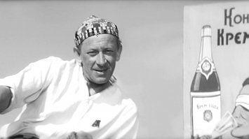 В 1968 году состоялась премьера первой экранизации романа Ильфа и Петрова  Золотой теленок . После показа в зале повисла тишина   у зрителей осталось двоякое впечатление от фильма. Затем посыпалась критика   мол, не смешно. И лишь спустя годы телезрители оценили и комедию, и Бендера-Юрского по достоинству. 
А на роль Адама Козлевича, водителя автомобиля  Антилопа Гну , Швейцер выбрал ленинградского актера Николая Боярского   дядю знаменитого нынче Михаила Боярского. 
Натуру 30-х годов для съемок тоже пришлось изрядно поискать, пока Швейцер не остановил свой выбор на городке Юрьев-Польский во Владимирской области   именно он и стал Арбатовым. Сцены с автопробегом и выступлением Бендера на трибуне снимали в соседнем поселке Сима.
Швейцер включил в один из кадров перехода через пустыню иронический знак   давнишнюю рекламу наркомата внутренней торговли  Пейте крем-соду! . 
Съёмки фильма начались утром 28 декабря в 4-м павильоне  Мосфильма . Первой снималась сцена, когда Бендер говорит:  Это конец. Конец первой серии .
На  Антилопе Гну  номера периодически меняются с 157 на тёмном фоне на 287 на светлом и обратно.
Балаганов говорит Бендеру, что "нас было 69 детей лейтенанта Шмидта" (по книге   34); Паниковскому досталась "для работы" Мордовская АССР (по книге   Поволжье).