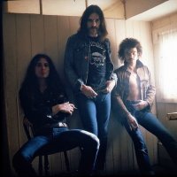 Да..друг за другом посыпались ребята...Фил Тэйлор был первый,Лемми очень переживал из-за его кончины и говорил в своём последнем интервью : "Фил...ну я его,значит,обогнал получается",увы не надолго,на шесть недель всего.Теперь вот Эдди Кларк.Ну с таким образом жизни,какой вели в Моторхэд - я очень за них всех рад,что они довольно долго прожили и оставили после себя след на века.Вся классика хэви металла была "сделана ими"
1977 Motörhead
1979 Overkill
1979 Bomber
1980 Ace of Spades
1981 No Sleep 'til Hammersmith
1982 Iron Fist
это бессмертные вещи!Спасибо вам!)