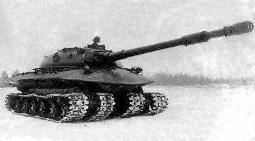 Я к ИС-7 прохладно отношусь. Я пищу от объекта 279!

Объект 279   тяжёлый танк, разработанный в 1957 году в Ленинграде конструкторским бюро во главе с Ж. Я. Котиным. Ведущим конструктором проекта являлся Л. С. Троянов. Танк предназначался для прорыва подготовленной обороны противника и действий на труднопроходимых для обычных танков участках местности. Танк был спроектирован по классической схеме общей компоновки. Оригинальные конструктивные решения позволили получить наименьший заброневой объём (11,47 м ) среди всех тяжелых танков. Его корпус имел литую криволинейную форму с тонколистовыми противокумулятивными экранами, дополняя его обводы до вытянутого эллипсоида ...

1a

Корпус танка был сварен из четырёх крупных литых броневых элементов криволинейной формы. Толщина лобовой брони корпуса более чем в два раза превышала аналогичный показатель корпуса танка Т-10М и составляла 269 мм. Верхняя лобовая деталь с максимальной толщиной 192 мм была наклонена под углом 60  от вертикали, а бортовые детали толщиной 182 мм   под углом 45 . Максимальная толщина литой башни сферической формы по всему её периметру составляла 305 мм при угле наклона 30 . Снаружи корпус танка и борта башни имели несъемные тонколистовые противокумулятивные экраны, дополняющие их обводы до вытянутого эллипсоида. Принятая схема бронирования обеспечивала надежную защиту лобовой части танка и его бортов от 122-мм бронебойного и 90-мм кумулятивного снарядов на всех дальностях стрельбы.

Вооружение состояло из 130-мм пушки М-65 и спаренного с ней 14,5-мм пулемета КПВТ. Пушка имела систему продувки канала ствола сжатым воздухом. В боевом отделении были размещены двухплоскостной стабилизатор  Гроза , оптический прицел-дальномер ТПД-2С, ночной прицел ТПН и механизированная укладка снарядов и зарядов с электромеханическим досылателем. Боекомплект пушки состоял из 24 выстрелов раздельно-гильзового заряжания.

1b

В танке устанавливался 16-цилиндровый Н-образный четырёхтактный дизельный двигатель ДГ-1000 (950 л.с.) или 2ДГ-8М (1000 л.с.) с горизонтальным расположением цилиндров и эжекционной системой охлаждения. Однопоточная гидромеханическая трансмиссия включала двухреакторную комплексную гидропередачу, планетарную коробку передач с тремя степенями свободы и двухступенчатые ПМП. Для изменения скорости движения танка использовались три передачи переднего хода, при этом переключение двух высших передач было автоматизировано.

В ходовой части применялась нерегулируемая гидропневматическая подвеска и ленточный четырёхгусеничный движитель. В состав движителя входили 4 гусеничные ленты с закрытым металлическим шарниром, 4 ведущих колеса, 4 направляющих колеса, 24 опорных катка малого диаметра и 12 поддерживающих катков. Подобными по системе жидкостной подвески Объекту 279 являются японский танк Тип 74 и шведский Stridsvagn 103.

1c

Ходовая часть была смонтирована на двух продольных пустотелых балках, которые выполняли роль топливных баков. Конструкция гусеничного движителя обеспечивала высокую проходимость по глубокому снегу и заболоченной местности. Она исключала посадку танка на днище при преодолении вертикальных препятствий (надолбы, пни, ежи). Среднее давление на грунт составляло всего 0,6 кгс/см , то есть приближалось к аналогичному параметру легкого танка. Это был уникальный образец тяжелого танка повышенной проходимости.

1d

Благодаря оригинальным техническим решениям ходовая часть этого 60-тонного танка была даже на 0,5 т легче, чем у танка Т-10М. Однако конструкция ходовой части была сложной в эксплуатации и ремонте в полевых условиях, ограничивала возможность уменьшения высоты танка при дальнейшей модернизации и имела большие потери мощности в гусеничном движителе, особенно при движении в распутицу. Ещё одним серьёзным недостатком четырёхгусеничной ходовой части являлось сопротивление повороту, в 12 раз превосходящее величину для аналогичного танка, выполненного по классической схеме.

Танк оснащался системами ПАЗ, ППО, ТДА, ОПВТ и системой обогрева боевого отделения. Экипаж состоял из четырёх человек.

В конце 1959 года был построен опытный образец, сборка ещё двух танков не была завершена.

Единственный экземпляр уникального танка Объект 279 сегодня экспонируется в Бронетанковом музее, в 50 км от Москвы. В архиве Минобороны РФ остались уникальные киносъёмки ходовых испытаний данного танка.