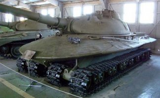 Я к ИС-7 прохладно отношусь. Я пищу от объекта 279!

Объект 279   тяжёлый танк, разработанный в 1957 году в Ленинграде конструкторским бюро во главе с Ж. Я. Котиным. Ведущим конструктором проекта являлся Л. С. Троянов. Танк предназначался для прорыва подготовленной обороны противника и действий на труднопроходимых для обычных танков участках местности. Танк был спроектирован по классической схеме общей компоновки. Оригинальные конструктивные решения позволили получить наименьший заброневой объём (11,47 м ) среди всех тяжелых танков. Его корпус имел литую криволинейную форму с тонколистовыми противокумулятивными экранами, дополняя его обводы до вытянутого эллипсоида ...

1a

Корпус танка был сварен из четырёх крупных литых броневых элементов криволинейной формы. Толщина лобовой брони корпуса более чем в два раза превышала аналогичный показатель корпуса танка Т-10М и составляла 269 мм. Верхняя лобовая деталь с максимальной толщиной 192 мм была наклонена под углом 60  от вертикали, а бортовые детали толщиной 182 мм   под углом 45 . Максимальная толщина литой башни сферической формы по всему её периметру составляла 305 мм при угле наклона 30 . Снаружи корпус танка и борта башни имели несъемные тонколистовые противокумулятивные экраны, дополняющие их обводы до вытянутого эллипсоида. Принятая схема бронирования обеспечивала надежную защиту лобовой части танка и его бортов от 122-мм бронебойного и 90-мм кумулятивного снарядов на всех дальностях стрельбы.

Вооружение состояло из 130-мм пушки М-65 и спаренного с ней 14,5-мм пулемета КПВТ. Пушка имела систему продувки канала ствола сжатым воздухом. В боевом отделении были размещены двухплоскостной стабилизатор  Гроза , оптический прицел-дальномер ТПД-2С, ночной прицел ТПН и механизированная укладка снарядов и зарядов с электромеханическим досылателем. Боекомплект пушки состоял из 24 выстрелов раздельно-гильзового заряжания.

1b

В танке устанавливался 16-цилиндровый Н-образный четырёхтактный дизельный двигатель ДГ-1000 (950 л.с.) или 2ДГ-8М (1000 л.с.) с горизонтальным расположением цилиндров и эжекционной системой охлаждения. Однопоточная гидромеханическая трансмиссия включала двухреакторную комплексную гидропередачу, планетарную коробку передач с тремя степенями свободы и двухступенчатые ПМП. Для изменения скорости движения танка использовались три передачи переднего хода, при этом переключение двух высших передач было автоматизировано.

В ходовой части применялась нерегулируемая гидропневматическая подвеска и ленточный четырёхгусеничный движитель. В состав движителя входили 4 гусеничные ленты с закрытым металлическим шарниром, 4 ведущих колеса, 4 направляющих колеса, 24 опорных катка малого диаметра и 12 поддерживающих катков. Подобными по системе жидкостной подвески Объекту 279 являются японский танк Тип 74 и шведский Stridsvagn 103.

1c

Ходовая часть была смонтирована на двух продольных пустотелых балках, которые выполняли роль топливных баков. Конструкция гусеничного движителя обеспечивала высокую проходимость по глубокому снегу и заболоченной местности. Она исключала посадку танка на днище при преодолении вертикальных препятствий (надолбы, пни, ежи). Среднее давление на грунт составляло всего 0,6 кгс/см , то есть приближалось к аналогичному параметру легкого танка. Это был уникальный образец тяжелого танка повышенной проходимости.

1d

Благодаря оригинальным техническим решениям ходовая часть этого 60-тонного танка была даже на 0,5 т легче, чем у танка Т-10М. Однако конструкция ходовой части была сложной в эксплуатации и ремонте в полевых условиях, ограничивала возможность уменьшения высоты танка при дальнейшей модернизации и имела большие потери мощности в гусеничном движителе, особенно при движении в распутицу. Ещё одним серьёзным недостатком четырёхгусеничной ходовой части являлось сопротивление повороту, в 12 раз превосходящее величину для аналогичного танка, выполненного по классической схеме.

Танк оснащался системами ПАЗ, ППО, ТДА, ОПВТ и системой обогрева боевого отделения. Экипаж состоял из четырёх человек.

В конце 1959 года был построен опытный образец, сборка ещё двух танков не была завершена.

Единственный экземпляр уникального танка Объект 279 сегодня экспонируется в Бронетанковом музее, в 50 км от Москвы. В архиве Минобороны РФ остались уникальные киносъёмки ходовых испытаний данного танка.