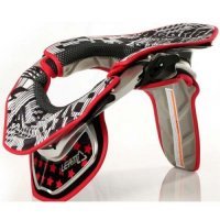 А нормальную экипировку родители купить не думали? Даже самое элементарное.