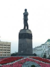 У нас я бы тоже запретил Вождя со спины снимать))