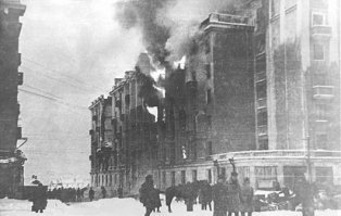 Самый центр города. А дома то на месте. Люди живут.
