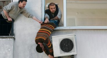 пройти инструктаж? руки совать только в остановившийся барабан, на ходу не лазить?
или отважным установщикам тоже ничего не говорили про ТБ ?
хотя бы здравый смысл должен был возобладать......