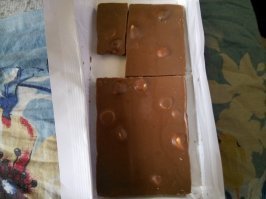 Моё личное "везение". Первое фото - пирожок с "тестом". Честно, вот тот кусочек капусты, который виден, и составил всю начинку этого пирожка. Второе - "Милка" с цельным фундуком. В отъеденной дольке было всё-таки два, а не шесть орехов.