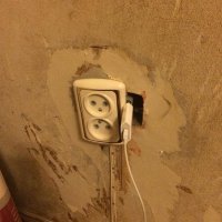 Когда ты криворукий фотограф,то можно просто открутить один крепёж(на фото он нижний) и повернув крышку розетки на 90 градусов выдать это за косяк электрика.Фу-фу:)