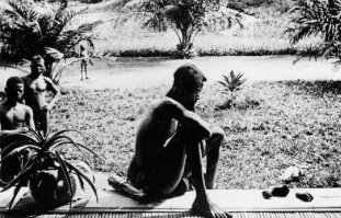 Этот человек смотрит на руки своей дочери, отрубленные сотрудниками англо бельгийской каучуковой компании в наказание за плохо выполненную работу по сбору каучука. 
Фото датируется периодом между 1885 и 1908 годами, когда бельгийский Король Леопольд II был крупнейшим частным землевладельцем в мире и основал в колонии Бельгии - Конго каучуковый завод. Леопольд обязывал местных жителей работать на него, и подобное наказание ожидало тех, кто не выполнял дневные нормы по добыче каучука.

Из них веками делали маргиналов, а теперь морщатся? Время разбрасывать камни, и время собирать их.