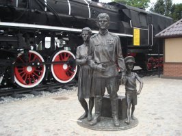 В Советске - памятник на вокзале ПЕРЕСЕЛЕНЦАМ.