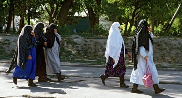 Вот в таких платках всю жизнь там женщины ходят в основном замужние, но с открытым лицом. Но вплоть до конца 70х довольно часто в городе с населением более 300 тыс. попадались на глаза женщины в парандже с закрытым темной сеткой лицом. Да и позже тоже были, но гораздо реже.